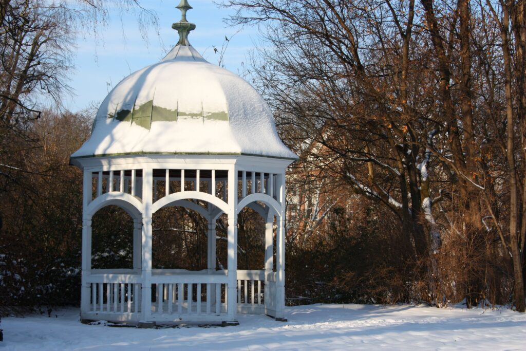 Pavillon im Garten in der Winterzeit